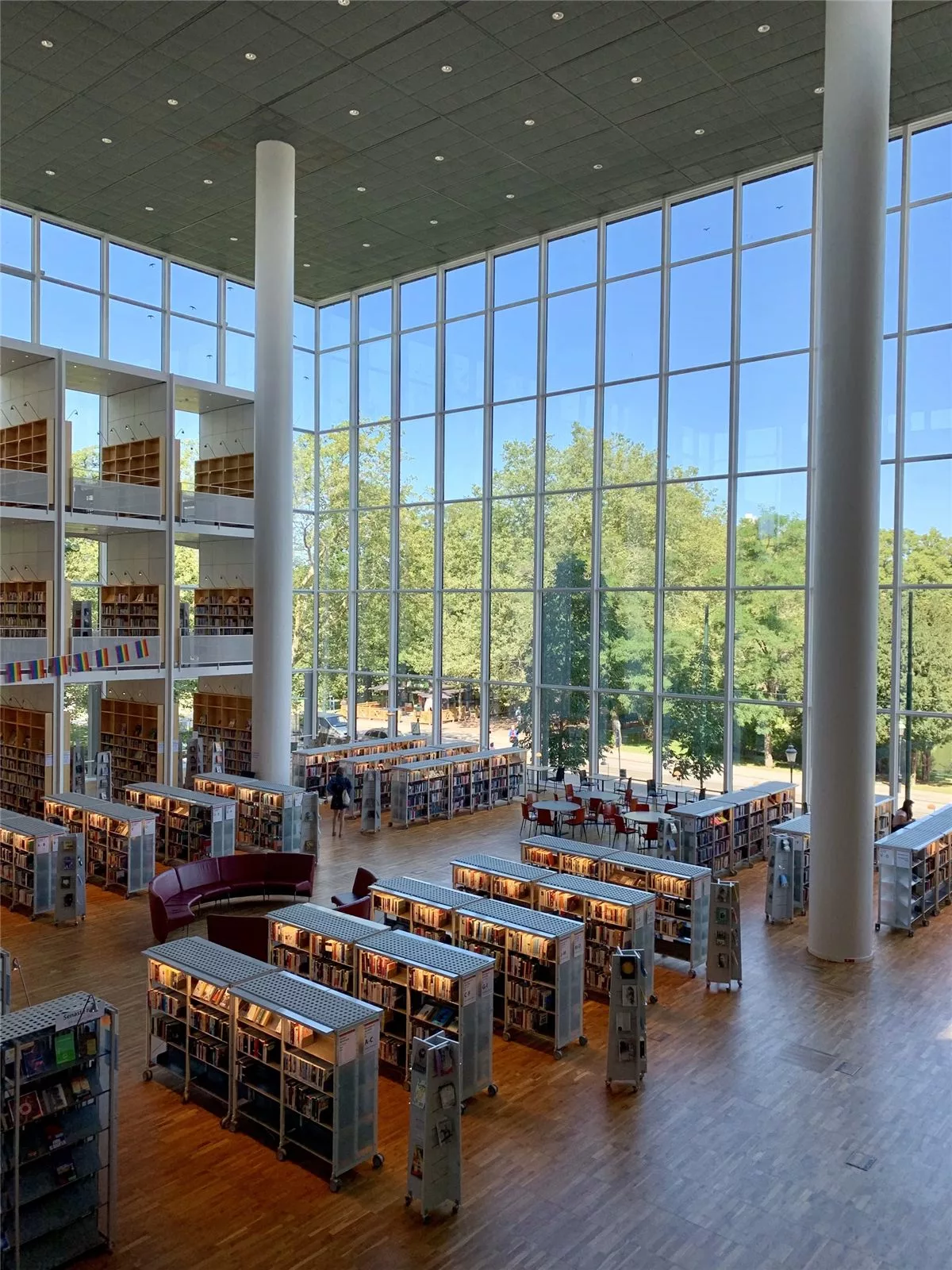 Une salle de lecture lumineuse sur plusieurs niveaux dans une grande bibliothèque
