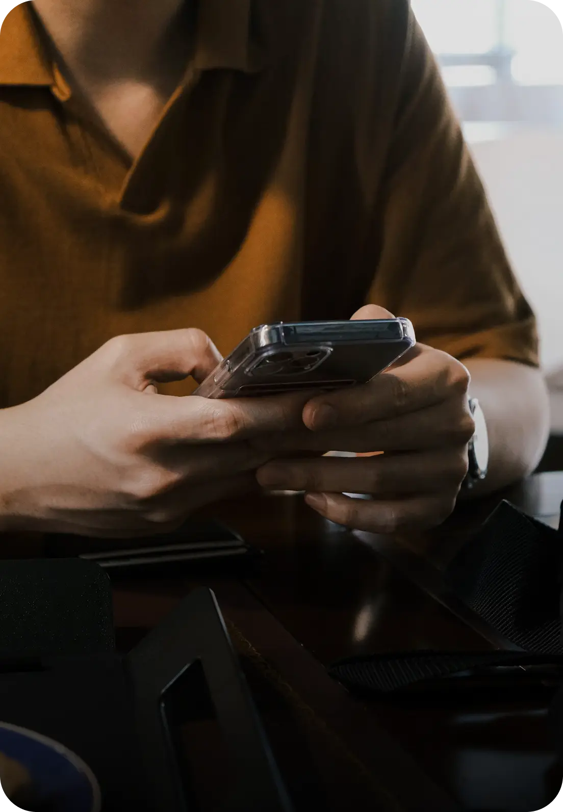 A person setting up the PEARL sensor from the SMS Storetraffic app on a phone